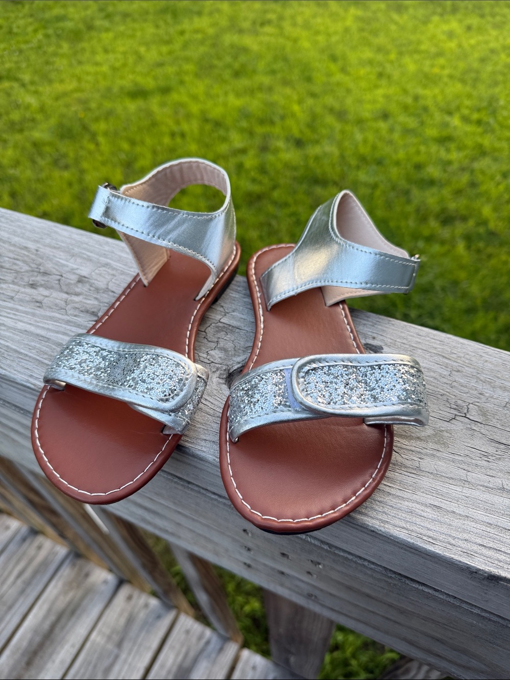 SHEIN Kids Silver Glitter Strap Sandals